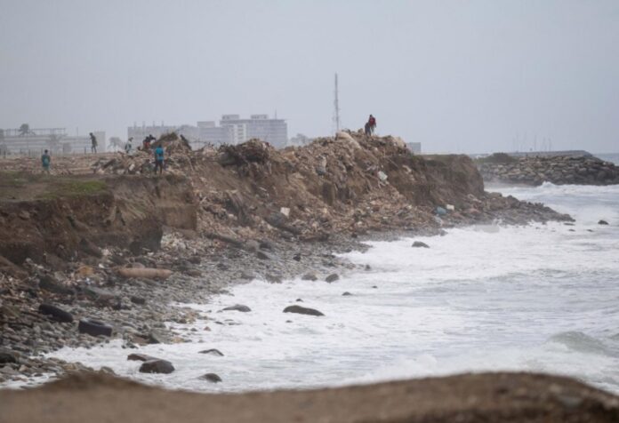 jorge-rodriguez-nego-que-se-este-lanzando-escombros-dejados-por-los-terremotos-en-playas-de-la-guaira