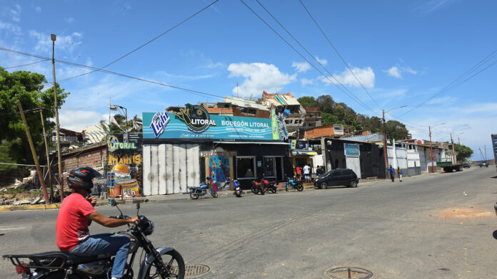 arrasado-por-el-terremoto-y-saqueado,-el-bodegon-el-litoral-se-niega-a-morir