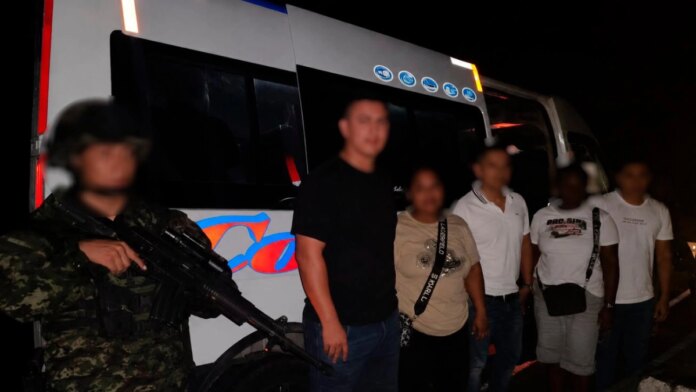 combate-en-la-panamericana:-ejercito-frustra-secuestro-masivo-y-rescata-a-cinco-personas-en-el-cauca