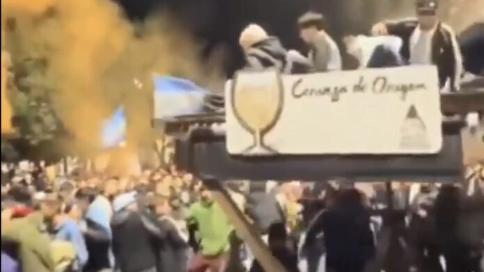 video:-festejando-el-triunfo-de-la-seleccion-se-derrumbo-el-techo-de-un-bar