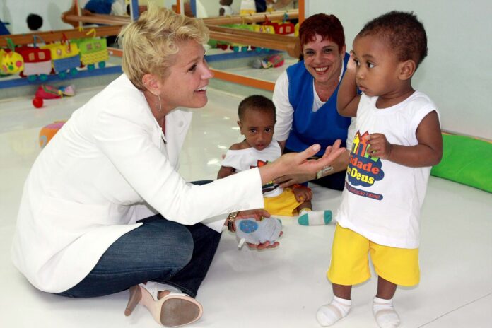 xuxa,-la-presentadora-de-television-mas-famosa-de-brasil,-ofrece-su-programa-de-despedida-en-sao-paulo
