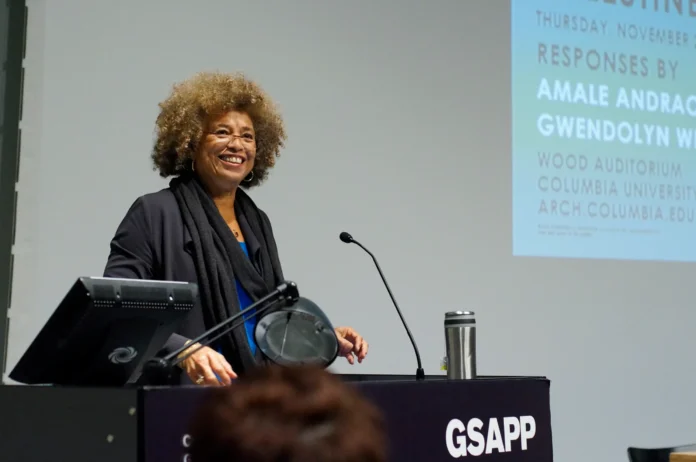 angela-davis-se-une-al-festival-del-libro-mas-grande-de-brasil-en-su-inauguracion