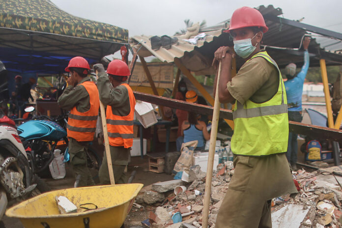 ciudadanos-de-la-guaira-continuan-recuperando-cuerpos-entre-los-escombros-con-sus-propias-manos