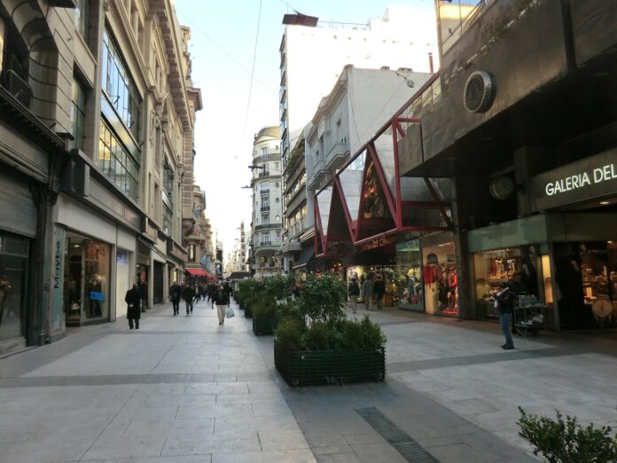 casi-300-locales-vacios-se-alinean-en-las-principales-avenidas-de-buenos-aires