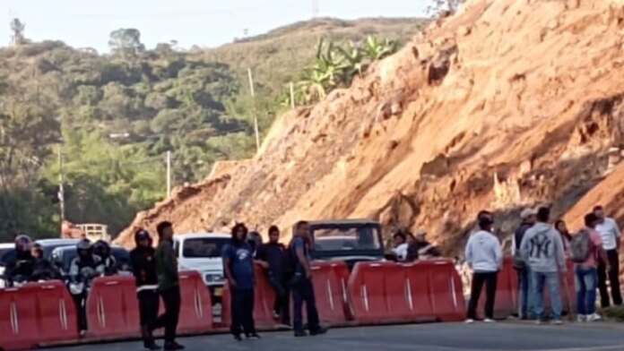 comunidades-rurales-bloquean-la-via-panamericana-en-santander-de-quilichao-por-fallas-de-energia-y-compromisos-viales