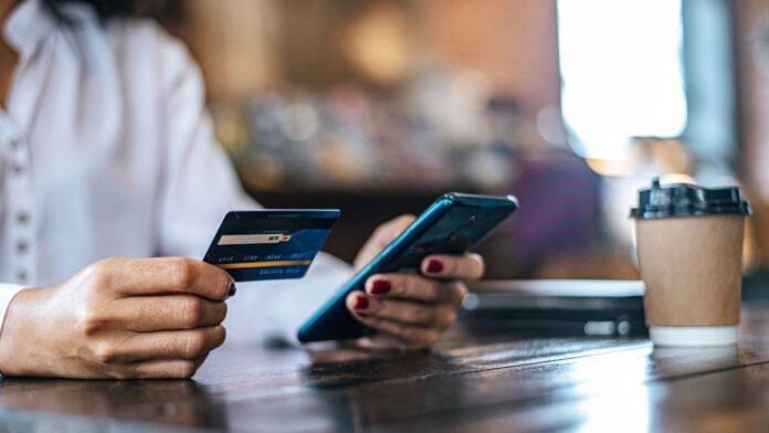 protege-tus-dolares-de-viaje:-por-que-usar-tarjetas-fisicas-en-el-exterior-puede-ser-un-riesgo