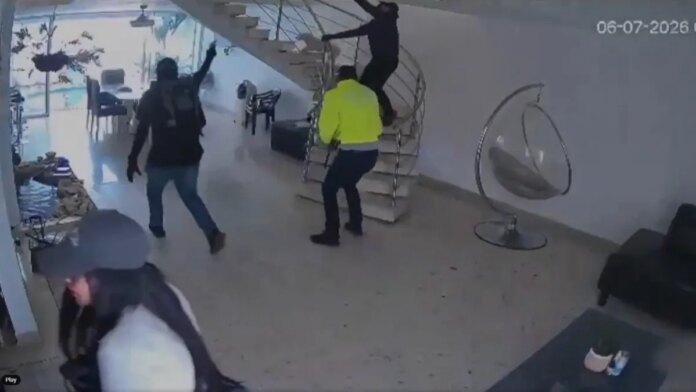 video-|-delincuentes-se-hicieron-pasar-por-agentes-de-la-sijin-y-robaron-a-pareja-de-adultos-mayores-en-su-casa-en-cali:-se-llevaron-80-millones