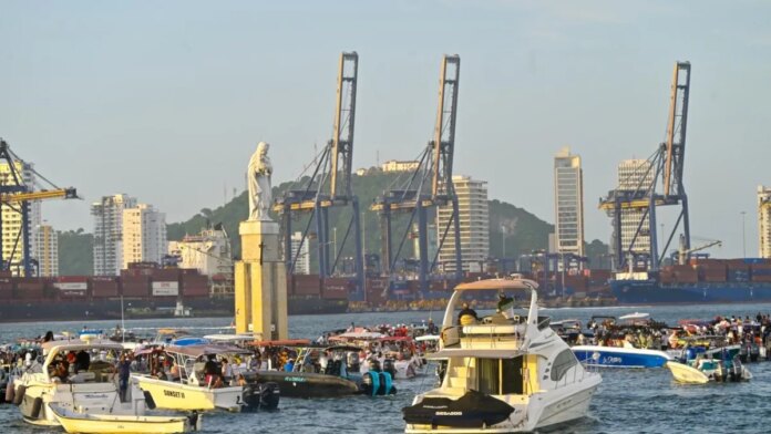 cartagena-de-indias-se-viste-de-blanco-y-rinde-honores-a-la-virgen-del-carmen:-desde-la-bahia-a-los-barrios-populares-‘la-patrona’-se-toma-la-ciudad