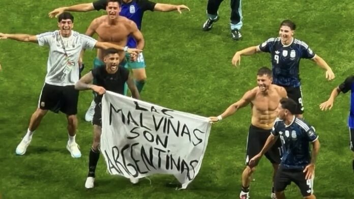 a-que-posible-sancion-se-exponen-la-seleccion-argentina-por-mostrar-la-bandera-“las-malvinas-son-argentinas”