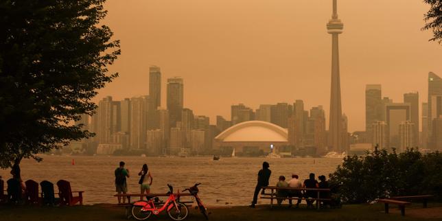 au-canada,-toronto-sous-la-fumee-des-feux-de-foret-et-enregistre-l’une-des-pires-qualites-de-l’air-au-monde