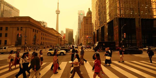 video-les-imagenes-de-toronto-(canada),-envueltas-por-la-fumee-emanant-de-feux-de-foret
