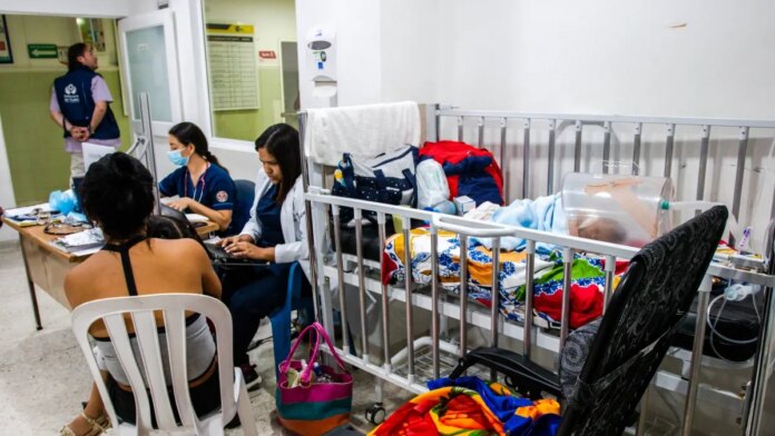 en-cartagena-abren-investigacion-tras-parto-de-emergencia-de-joven-que-habria-dado-a-luz-en-plena-calle-tras-negarle-atencion-en-centro-medico