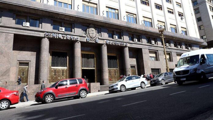 el-gobierno-cerro-junio-con-un-deficit-de-$1-billon-por-el-pago-de-aguinaldos-e-intereses-de-la-deuda