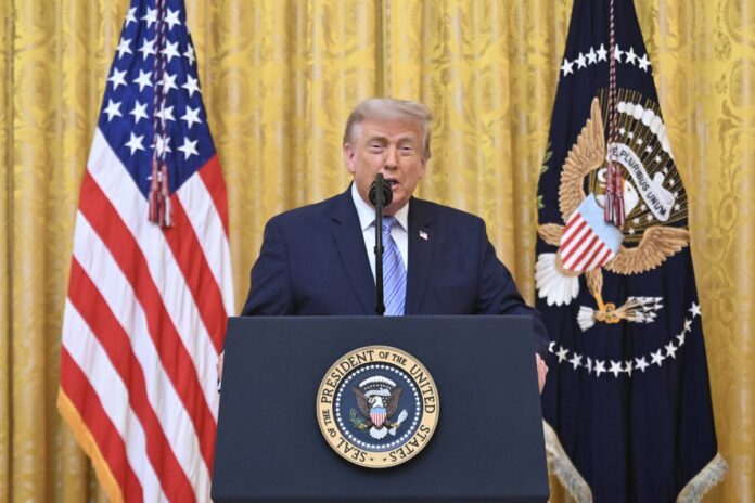 “ningun-pais-es-grande-sin-elecciones-libres-y-justas”:-trump-desclasifica-archivos-de-inteligencia-sobre-comics-estadounidenses