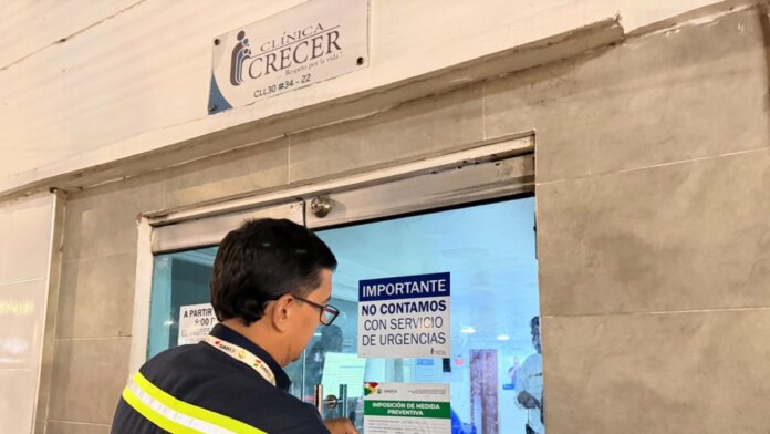 sellan-servicios-de-la-clinica-crecer-tras-parto-de-una-mujer-en-la-puerta-del-centro-medico-en-cartagena;-dadis-detecto-fallas-de-habilitacion