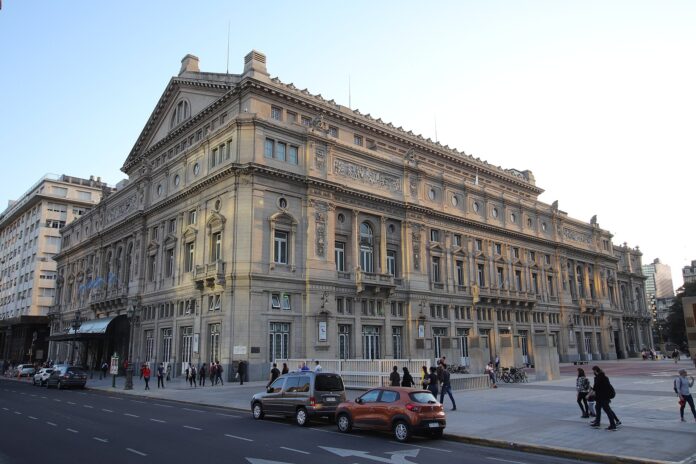 el-teatro-colon-estrena-las-aventuras-de-alicia-en-el-pais-de-las-maravillas-mientras-la-temporada-de-expatriados-se-calienta