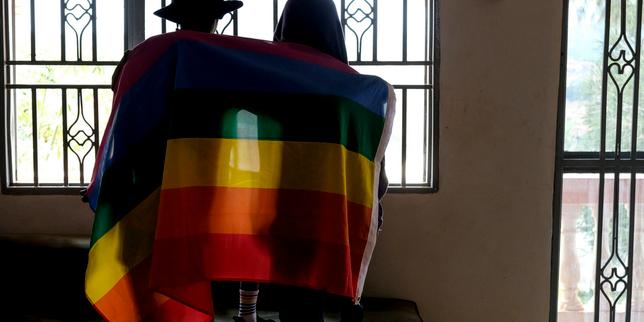 loi-anti-lgbt+-en-ouganda:-abandon-des-poursuites-contre-deux-femmes-s’etant-embrassees