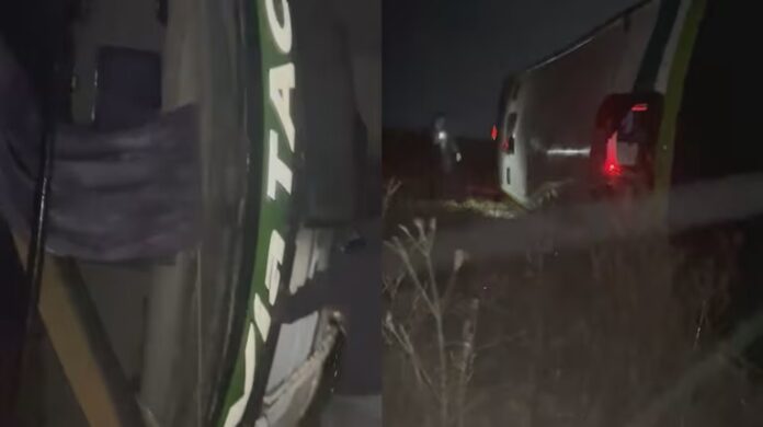urgente:-volco-un-micro-y-cayo-desde-un-puente-en-medio-del-temporal