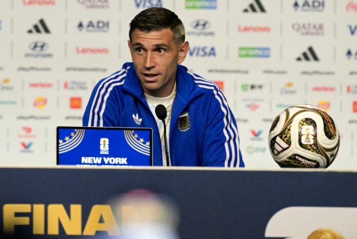 dibu-martinez-revela-en-la-previa-de-la-final-que-sufre-dolores-en-su-mano