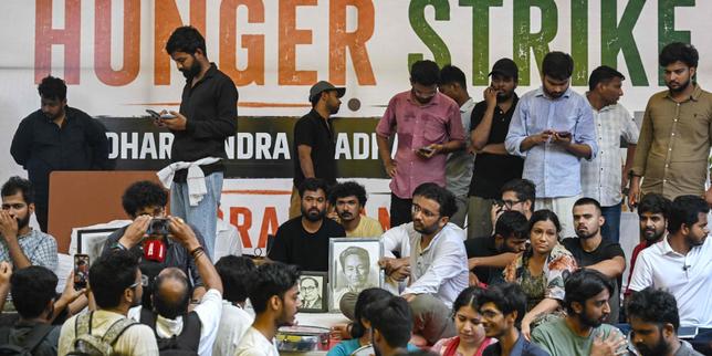 en-india,-la-policia-se-reunio-fin-de-force-a-une-greve-de-la-faim-entamee-il-ya-vingt-jours-pour-denunciar-fraudes-masivos-en-los-examenes-universitarios.