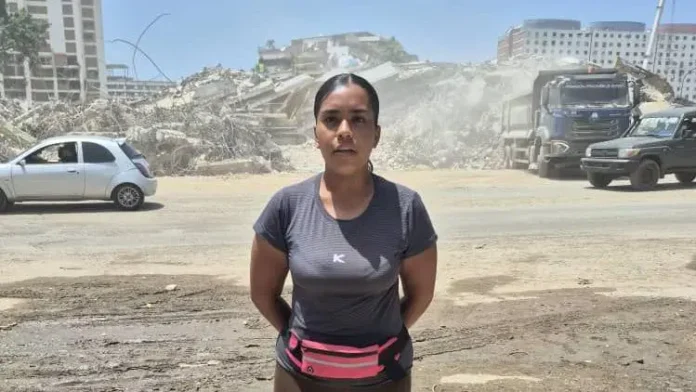 “si-sobrevivi-fue-para-encontrar”:-la-joven-que-se-niega-a-abandonar-los-escombros-donde-se-encuentran-los-cuerpos-de-sus-familiares-a-3-semanas-de-los-terremotos-en-venezuela