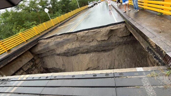 asi-quedo-el-puente-colapsado-por-lluvias-en-el-meta:-20-personas-fueron-rescatadas-tras-creciente-del-rio-ariari-(fotos)
