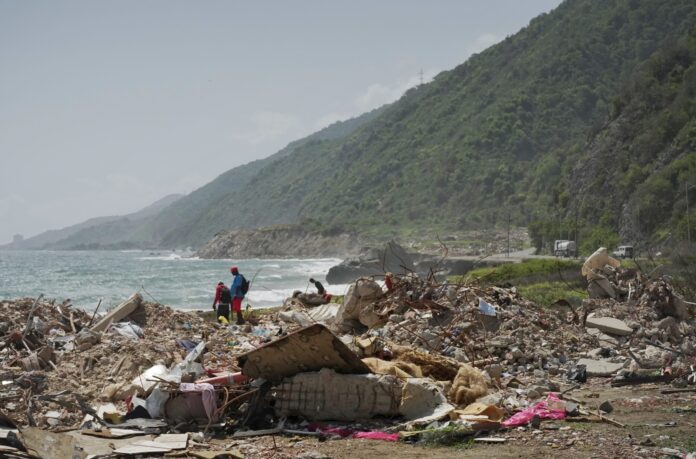el-gobierno-ubica-escombros-a-la-orilla-del-mar,-pero-dice-que-es-temporal
