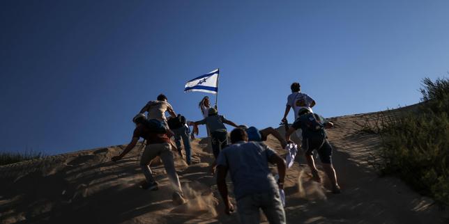 des-millers-d’israeliens-marchent-vers-la-frontiere-avec-gaza-pour-reclamer-le-retour-des-colonies-juives-dans-l’enclave