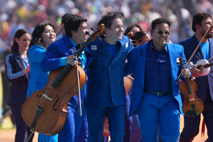 gustavo-dudamel-y-la-orquesta-sinfonica-simon-bolivar-brillaron-en-el-espectaculo-del-medio-tiempo-de-la-copa-mundial-2026