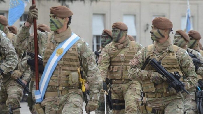 personal-de-las-fuerzas-armadas-cobraran-un-plus-salarial-de-suplemento-por-titulo:-quienes-lo-cobran-y-como-acceder