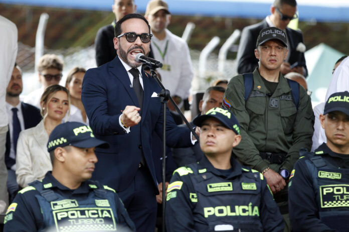 abelardo-de-la-espriella-encabezo-el-desfile-del-dia-de-la-independencia-en-medellin,-un-bastion-de-su-victoria