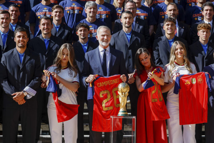 los-campeones-del-mundo-ya-estan-en-casa-y-se-preparan-para-un-bano-de-masas-en-madrid
