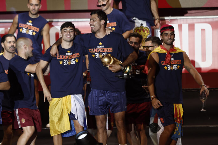 espana-cierra-con-una-fiesta-historica-en-cibeles-la-conquista-de-su-segundo-mundial