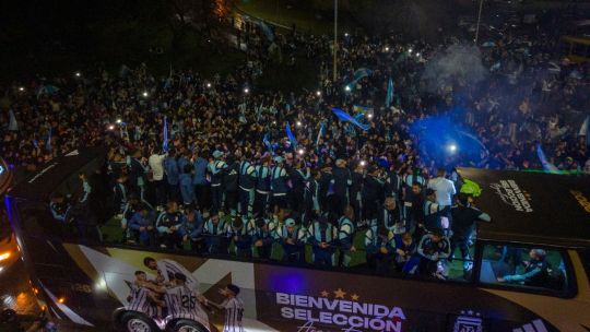 seleccion-recibe-una-calida-bienvenida-en-casa-mientras-miles-de-personas-se-alinean-en-las-calles-para-agradecer