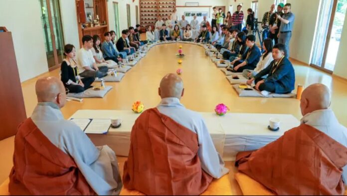 el-milenario-templo-budista-en-corea-del-sur-donde-los-monjes-ayudan-a-jovenes-a-encontrar-pareja-(y-los-animan-a-tener-hijos)