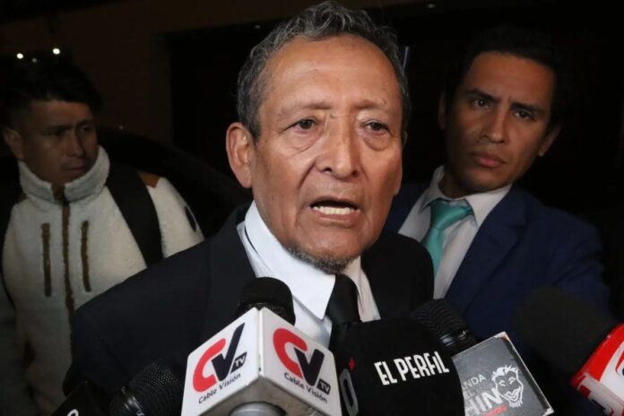 absalon-vasquez-recibio-credenciales-de-senador-como-accesitario-de-rafael-lopez-aliaga