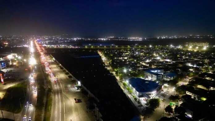 mas-calles-iluminadas-en-barranquilla:-el-pueblito-estrena-cobertura-de-alumbrado-publico-en-sectores-que-antes-permanecian-a-oscuras