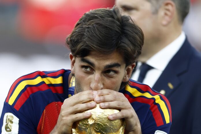 casa-blanca-reacciona-a-la-gorra-de-ferran-torres:-“todo-el-mundo-quiere-subirse-a-la-ola”