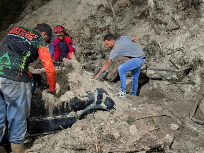 tres-vehiculos-tapiados-por-deslizamiento-de-tierra-en-la-colonia-tovar