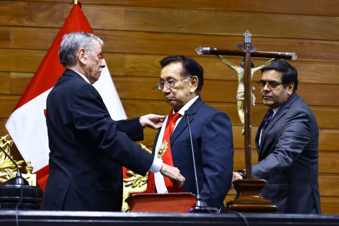fernando-rospigliosi-le-informa-a-balcazar-que-su-mandato-concluye-el-26-de-julio-y-que-debera-entregar-la-banda-presidencial-el-27.