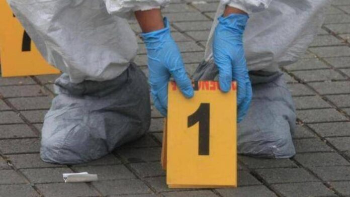 hallaron-cuerpo-envuelto-entre-sabanas-en-plena-via-publica-de-reconocido-barrio-de-medellin:-esto-se-sabe-del-crimen