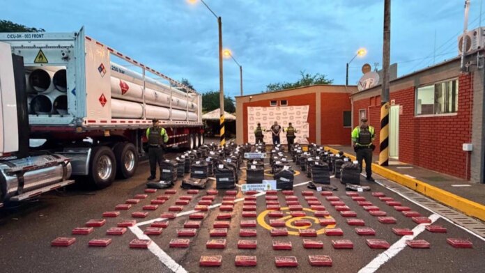 el-mayor-decomiso-en-la-historia-vial-de-colombia:-encuentran-2.500-kilos-de-cocaina-ocultos-en-tubos-de-gas-en-el-valle-del-cauca