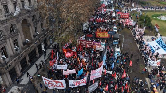 terminada-la-copa-del-mundo,-los-argentinos-reanudan-las-protestas-contra-la-austeridad