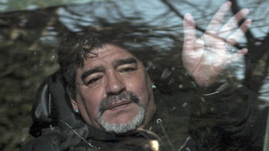 peleas-entre-lagrimas,-ofrendas-comestibles:-un-vistazo-al-juicio-a-muerte-de-diego-maradona