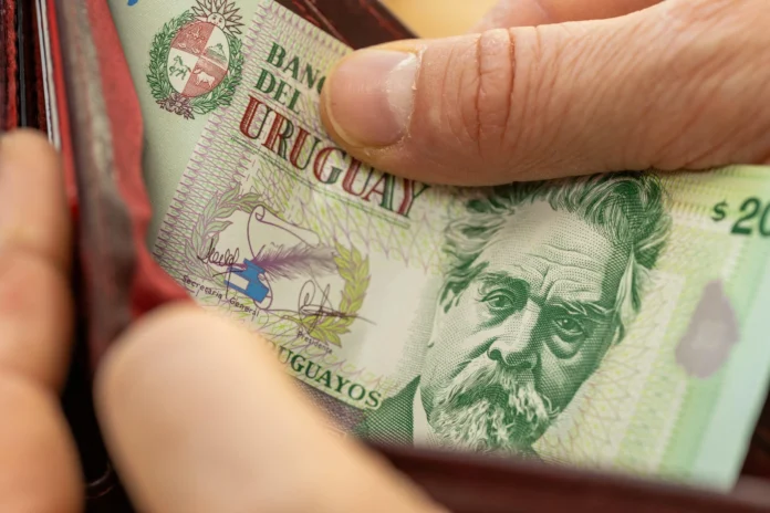 la-demanda-de-billetes-en-pesos-uruguayos-alcanza-un-rendimiento-minimo-record
