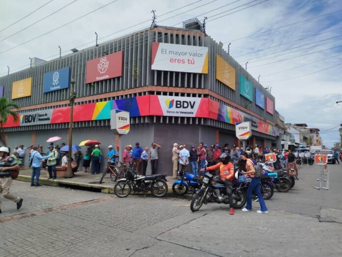 apagon-de-cinco-horas-genera-largas-filas-en-sede-del-banco-de-venezuela