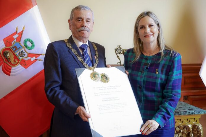 fernando-rospigliosi-recibe-la-medalla-de-honor-del-congreso-en-el-grado-de-gran-cruz