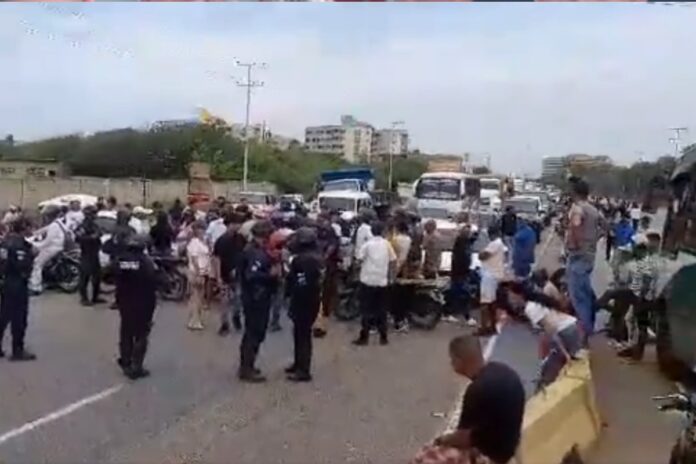 trabajadores-de-morrocoy-exigen-reabrir-el-puente-punta-brava-para-el-paso-de-turistas