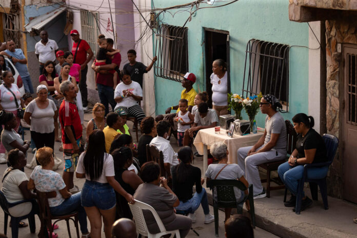 habitantes-de-la-guaira-viven-con-miedo-y-duermen-fuera-de-sus-casas-al-cumplirse-un-mes-de-los-terremotos.