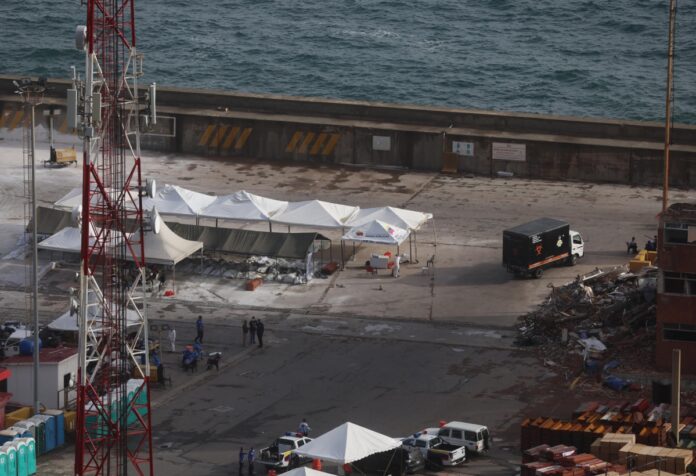 48-horas-en-los-silos:-cronica-desde-la-morgue-improvisada-en-el-puerto-de-la-guaira-tras-los-terremotos